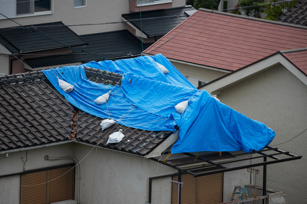 how to tarp a roof with no nails